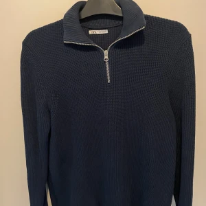 Stickad halfzip - Marinblå halfzip, stickad från zara.  Inga defekter, skick 8/10  Pris: 249:-      Storlek: M