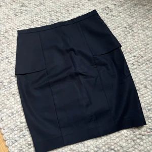 Zara Kjol XS - Jättefint skick.  Marinblå, zara, xs Använd en gång.  Djur och rökfritt hem!