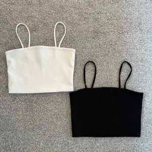 Linne  - Ett svart och ett vitt croppat linne i storlek xxs🩷