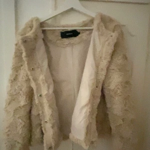 pälsjacka - säljer min pälsjacka från vero moda pga att den inte används, inte använt en ända gång så den är i perfekt skick. Den går inte att köpa längre hos vero moda. den är st M men sitter som s.