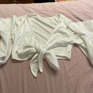 Vit långärmad tröja - Säljer min långärmad tröja från shein med lite puff grejer i slutet på armarna. Som ni ser så är lappen avklippt men tror de är stolek xxs men passar på folk med xs. Köparen står för frakt.