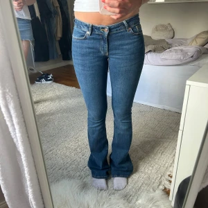 Bootcut jeans  - Jättefina jeans från Vero Moda, använda 1 gång därav nyskick 
