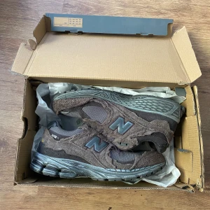 New Balance 2002R  - I utmärkt skick, köpt på stock x  Storlek 42,5  Inget kvitto eller märke stock x 