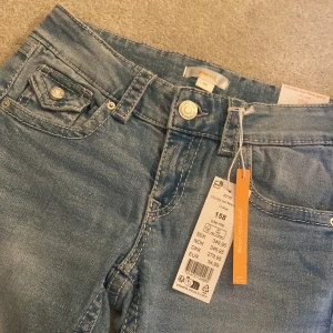 Jeans  - Säljer dessa jeansen från Gina Young aldrig använda och prislapp finns kvar! Säljer pga att jag köpte fel storlek och kan ej lämna tillbaks eftersom jag inte har påsen den kom i, Nypriset är 349kr! Hör av er vid frågor💕💕