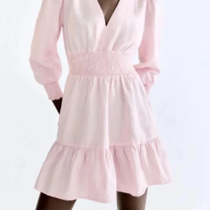 Zara klänning - Säljer denna fina zara klänning, använd fåtal gånger men i fint skick. Har en liten slitning (vid armhålan bak mot ryggen) som man kan se på sista bilden.