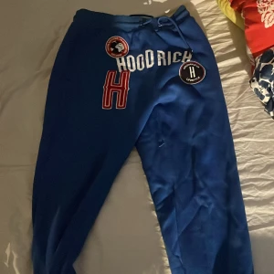 Blåa Hoodrich byxor  - Originalpris är 700 kronor och byxan är köpt från JD. De har aldrig blivit använda. Det är storlek M och de är äkta Hoodrich.