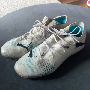 Puma fotbollsskor - Säljer mina så snygga fotbollsskor ifrån puma då dom är för breda för mig💞 Använda typ 2 gånger✨Köpta för ungefär 1000 kr