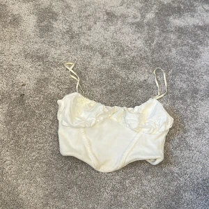 Zara topp - Säljer nu denna söta Zara topp i storlek M då den tyvärr inte kommer till användning längre. Den är enbart använd ett fåtal gånger så i väldigt bra skick fortfarande. Skriv om ni har några funderingar.
