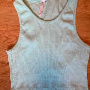 Turkos tanktop - Jag säljer denna turkosa tanktop då den inte kommer till användning längre. Perfekt basplag till sommaren! 