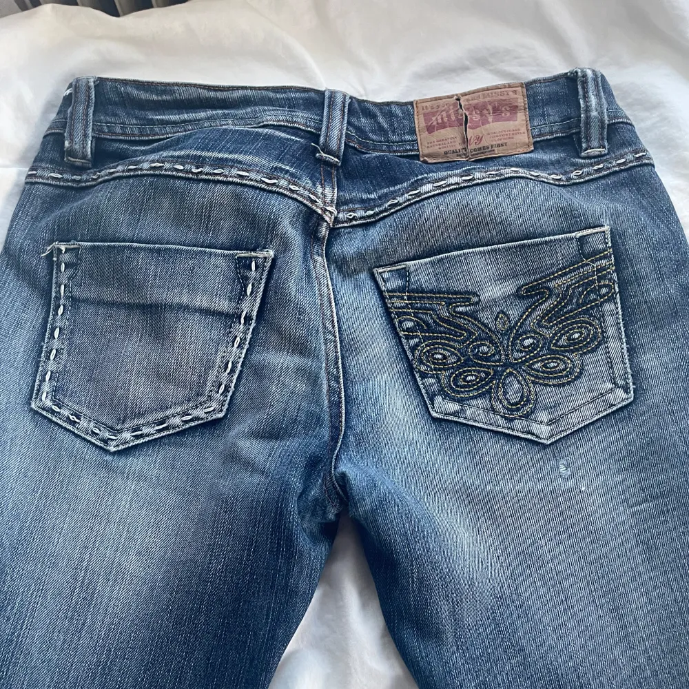 jättefina missy jeans som jag köpte här på plick, men tyvärr var de för små. De har bootcut modell. Midjemått: 38cm tvärs över. Innerbenet: 82cm. De passar perfekt i längden på mig som är 172😊. Jeans & Byxor.