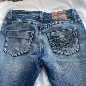 Missy’s jeans - jättefina missy jeans som jag köpte här på plick, men tyvärr var de för små. De har bootcut modell. Midjemått: 38cm tvärs över. Innerbenet: 82cm. De passar perfekt i längden på mig som är 172😊