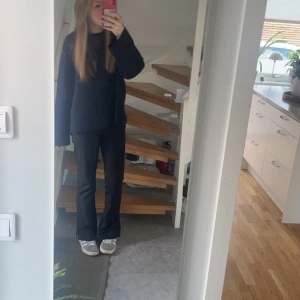 stickad tröja - säljer denna jättefina och sköna då jag aldrig använder den längre, den är i super fint skick och har inga defekter, lite nopprig men det är något man kan fixa. storlek M men passar även XS och S