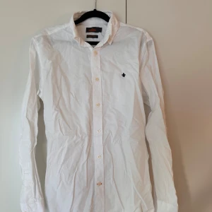 Vit Morris Oxford skjorta i nyskick! - Vit finare Morris skjorta i storlek S  Nypris: 1199:-