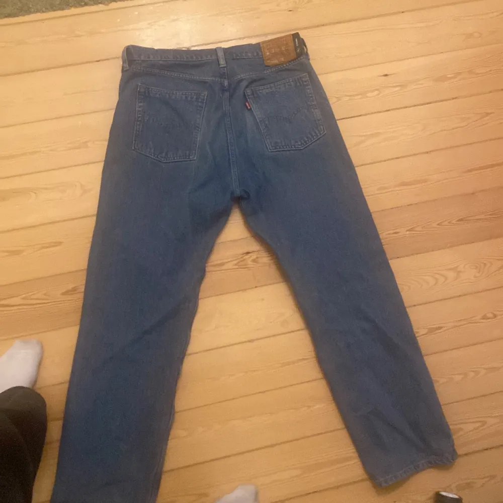 Levi’s Jeans, sitter lite större än vanliga 501 men dom sitter bra. Jeans & Byxor.