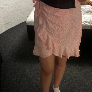 Volang kjol  - Säljer denna fina sommarkjol då den aldrig kommit till användning utan bara provad. Man knyter den runt midjan. Hör gärna av er vid frågor eller fler bilder🩷🌸