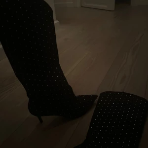 Glittriga Stövlar - Stövlar med paljetter Storlek: 39/40 Märke: Nelly By Nelly  Bra skick  Paljetterna glittrar mer IRL