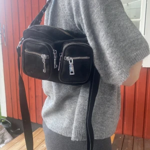 Noella väska - Säljer denna svarta fina noella väska då den inte längre kommer till användning. Skicket är väldigt bra då den inte är använd särskilt mycket. 🥰