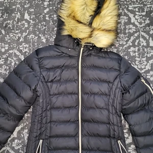 Säljer en svart polo jacka för tjejer helt ny skick - Säljer en svart polo jacka för tjejer helt ny skick