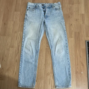 Ljusblåa jeans  - Använd inte längre 