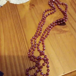 Halsband med röda pärlor  - Halsband med röda pärlor.