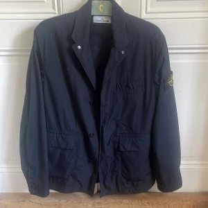 Stone Island jacka/kavaj - M, nyligen köpt och är således i nyskick.   Kavajjacka, lite stor i storleken. Normalt sett har jag Large och denna passar mig bra. 