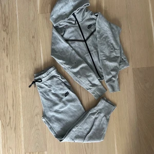Nike tech tracksuit  - Nike tech tracksuit. Väldigt bra skick.  Strl: XS tröja S byxor  Köpt för ca: 2500kr 