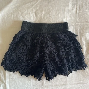 Broderade shorts - Assnygga svarta shorts💘 passar s och m skulle jag säga för de är stretchiga