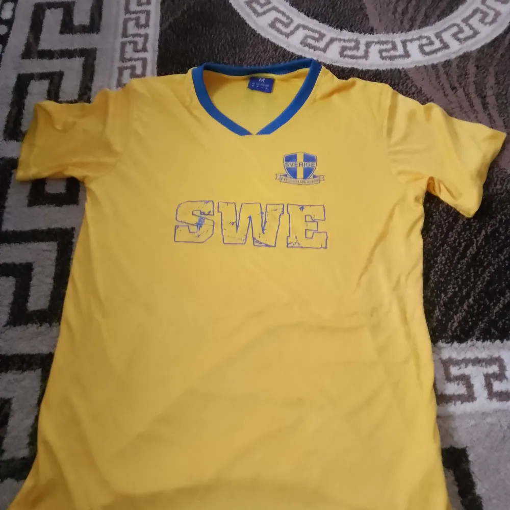 Sverige fotbolls tröja använda bara några gånger . T-shirts.