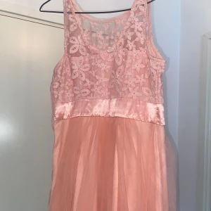 Flower detail dress - Dress with tool skirt and flower details. Worn once. Perfect for birthdays or celebrations.