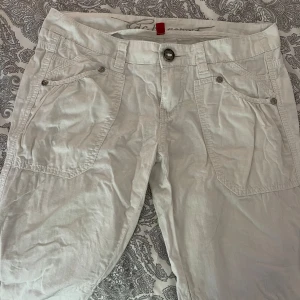 Linne/cargo byxor - Säljer dessa unika esprit linne/cargo byxor. Köpta second hand men aldrig använt de själv. Storlek 38 men skulle säga att de är små i storleken. 55%linne 45% bomull. 