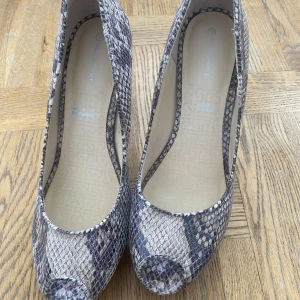 Klackskor med leopardmönster storlek 39 - Klack ca 10 cm hög