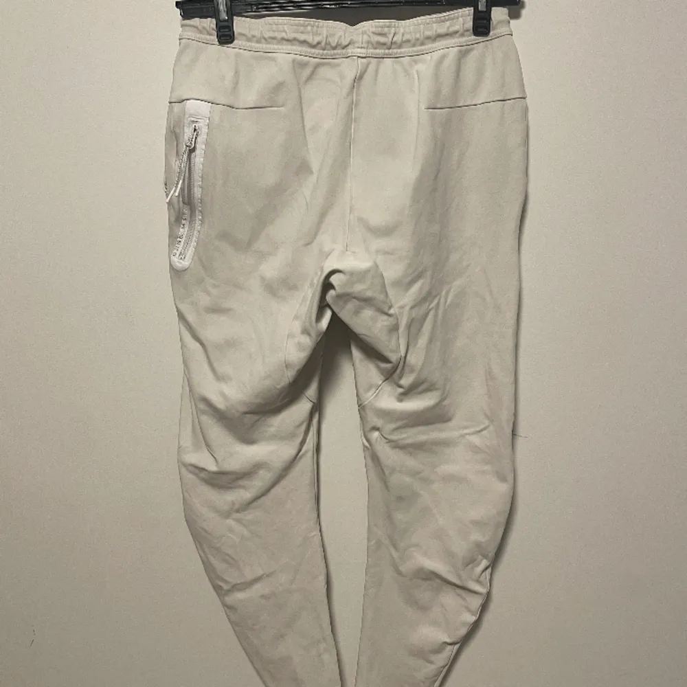 Snyggt par vita Nike tech fleece med psg loggan som gör de unika. Först till kvarn! Kan ses i göteborg eller frakta ❤️👍. Jeans & Byxor.