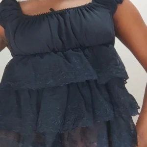 Topp - ❗️lånade bilder❗️superfin topp köpt secondhand, ej kommit till användning. Så bra skick!!💓står strl xs men skulle säga att det är xs-s