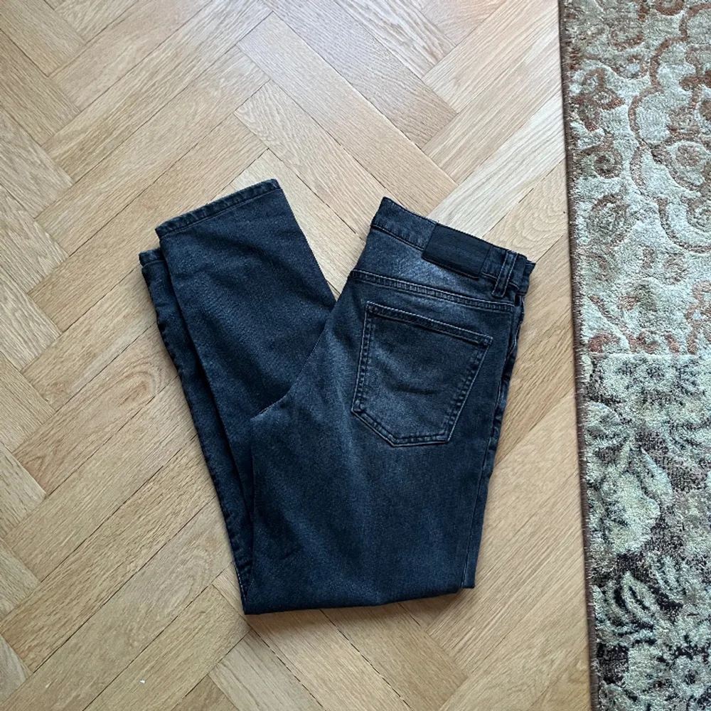 Tja sköna J.lindbergh jeans i modellen ”Jay mid-Rise, slim fit”. De är i fint skick med inga defekter. . Jeans & Byxor.