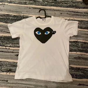 Cdg t-shirt - Nyskick, säljer pågrund av att den inte kommer till användning!💖 Står att det är storlek M men är liten i storleken.💕