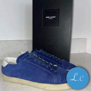 Ett par saint Laurent skor i storlek 42 i den eftertraktade färgen marinblå. Skick 10/10 inga defekter. Box och extra skosnören medföljer. Pris:-2999kr kom privat för fler bilder/frågor. Prissänkning är möjlig vid snabb affär !