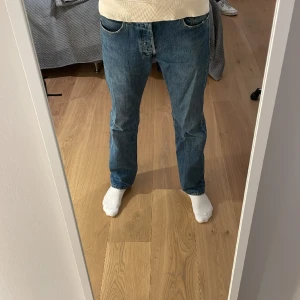 Levis 501 - Tjena! Jag säljer dessa snygga Levis jeansen i modellen 501. Säljer dom då jag inte längre använder dom. Skick: 6/10, dom har täcken på mycket andvändning men har fortfarande mycket att ge! Nypris ca 1100kr mitt pris endast: 159kr och kan diskuteras