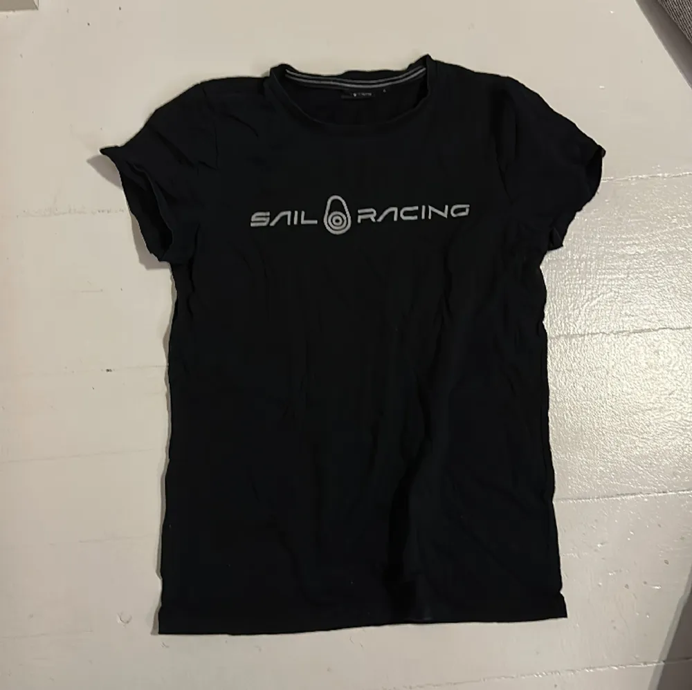En sail racing t-shirt i svart. T-shirts.