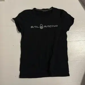 En sail racing t-shirt i svart