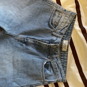 Jeans - Jeans, strl 36. Avklippta i benen. Köparen står för frakten 💌