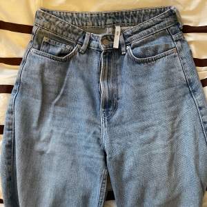 Jeans från Weekday, modellen ”row sky blue”👖Strl 26/30. Köparen står för frakten 💌