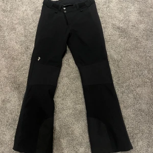 Peak Performance skidbyxor - Säljer ett par svarta skidbyxor från Peak Performance i storlek S. De är använda ett fåtal gånger och är därför som nya. Ordinarie pris är 3000kr.