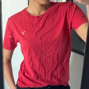 ❤️En Röd Gant T-Shirt i fint skick✨ ⚠️Har två jättesmå fläckar över Gant märket.