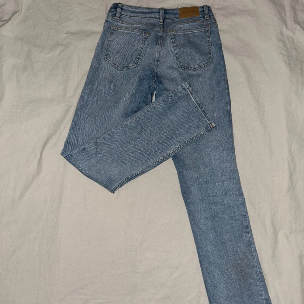 Jag säljer mina low waisted jeans från monki då de inte kommit till användning, endast använt ca 5 ggr, alltså toppenskick. Pris går alltid att diskutera!  W26 och passar i längden för mig som är ca 160 cm. . Jeans & Byxor.