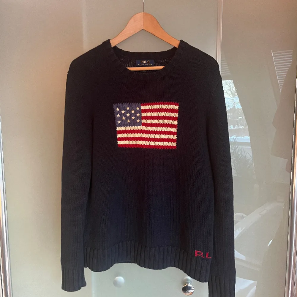 En super sällsynt Ralph Lauren tröja i riktigt bra skick, den är storlek (XL i ungdom 18-20) vilket motsvarar en S ungefär. Den har inga hål eller defekter. Nypris är Ca 7500kr, mitt pris: 1400kr (pris kan diskuteras!!)(kan till viss del trada oxå!). Tröjor & Koftor.