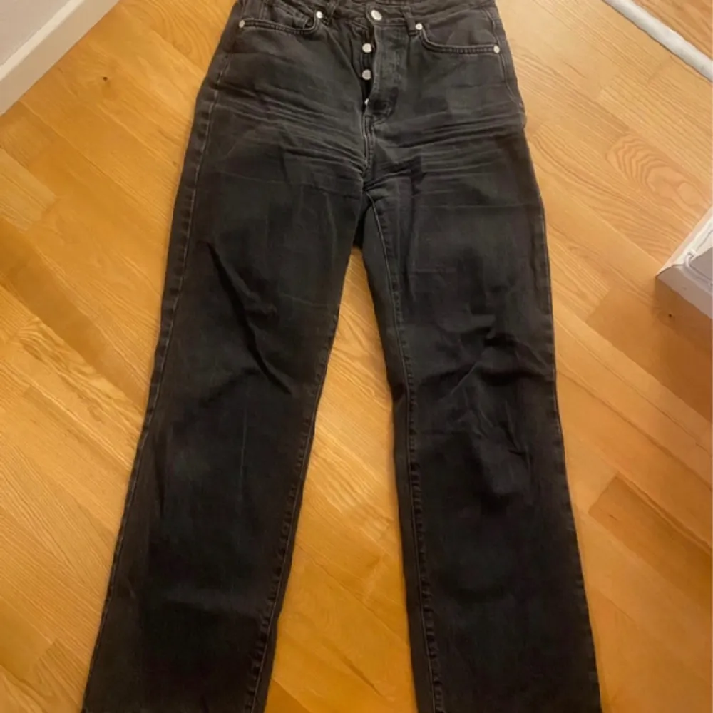 jeans från Never denim i bootcut modell. Storlek W28 L30. Jeans & Byxor.
