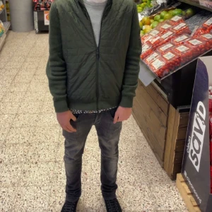 Dondup George - Säljer nya Dondup George storlek 30/30. Sjukt sköna och snygga och är väldigt stretchiga så spelar ingen roll om man ska ha lite mindre storlek eller lite större. Snabbaffär = bättre pris.