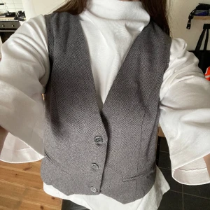 Grå väst - Grå så fin vintage väst! Mjukt material, fint skick. 