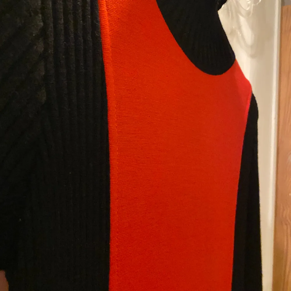 Super cool klänning från Italien 1969-1970 den har endast blivit provad men har blivit liggande i en garderob. Den är så otroligt skön och passar perfekt till en liten cocktail med vänner😙, den kliar ej pris kan absolut diskuteras. Klänningar.