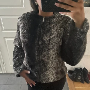 Grå/svart pälsjacka🖤 - Pälsjacka i väldigt fint skick från Camilla Thulin🤍strl 40 men är mer som en 36 eller 34.